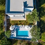 Crowonder Sun Dance With Heated Swimming Pool Seaview And Garden *