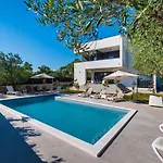 Crowonder Sun Dance With Heated Swimming Pool Seaview And Garden *