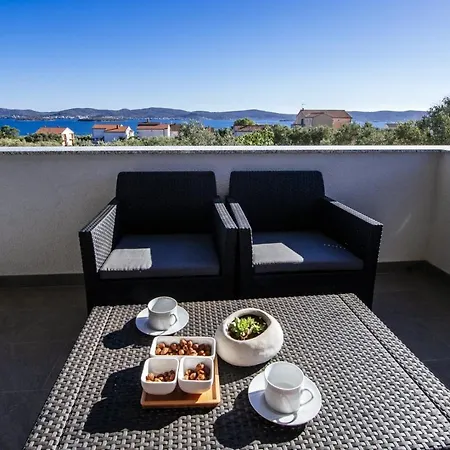 Crowonder Sun Dance With Heated Swimming Pool Seaview And Garden *