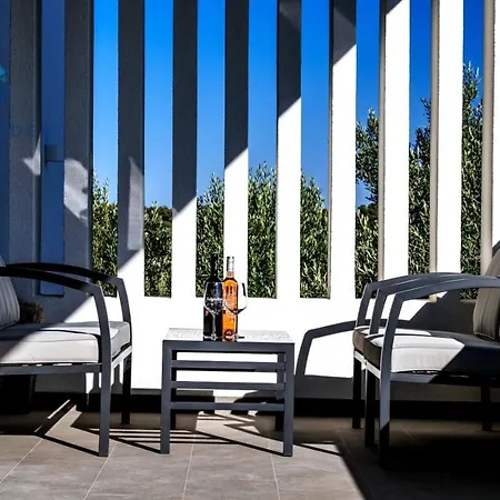Crowonder Sun Dance With Heated Swimming Pool Seaview And Garden Апартаменты *