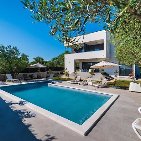 Crowonder Sun Dance With Heated Swimming Pool Seaview And Garden *