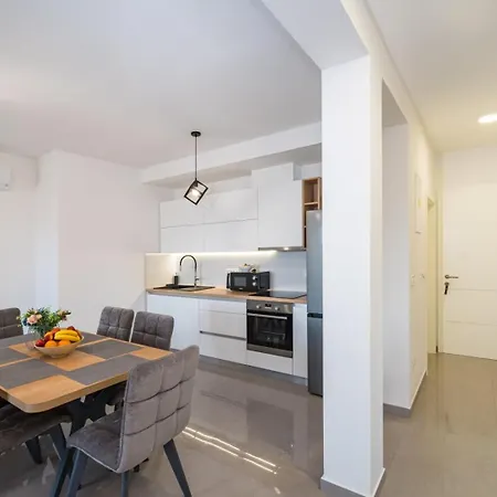 Crowonder Sun Dance With Heated Swimming Pool Seaview And Garden