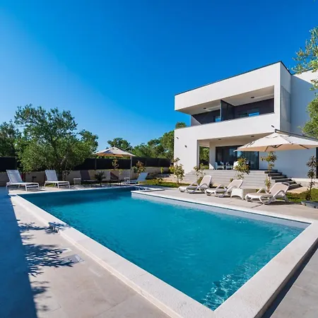 Crowonder Sun Dance With Heated Swimming Pool Seaview And Garden