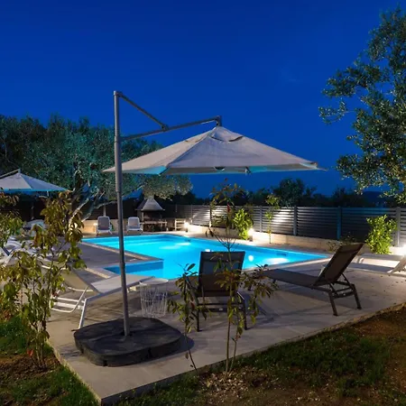 Апартаменты Crowonder Sun Dance With Heated Swimming Pool Seaview And Garden