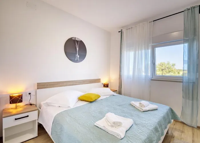 Crowonder Sun Dance With Heated Swimming Pool Seaview And Garden