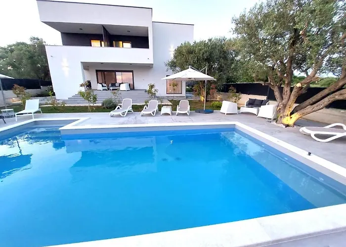 Crowonder Sun Dance With Heated Swimming Pool Seaview And Garden Appartement