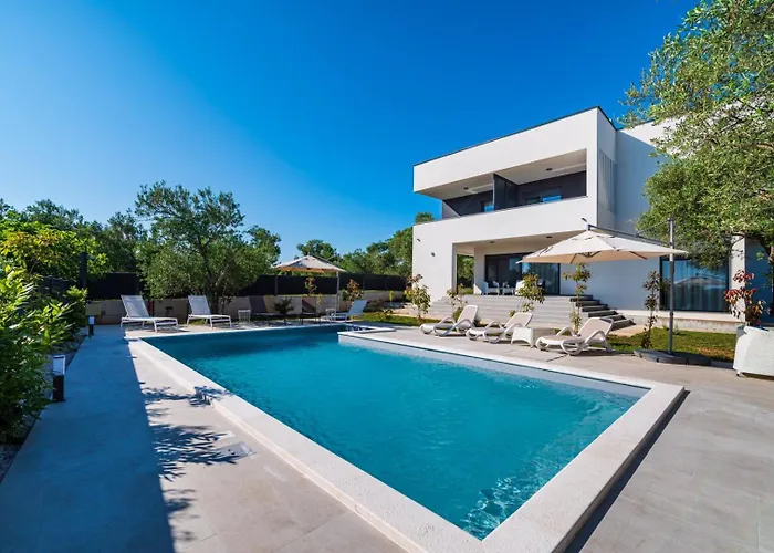 Crowonder Sun Dance With Heated Swimming Pool Seaview And Garden