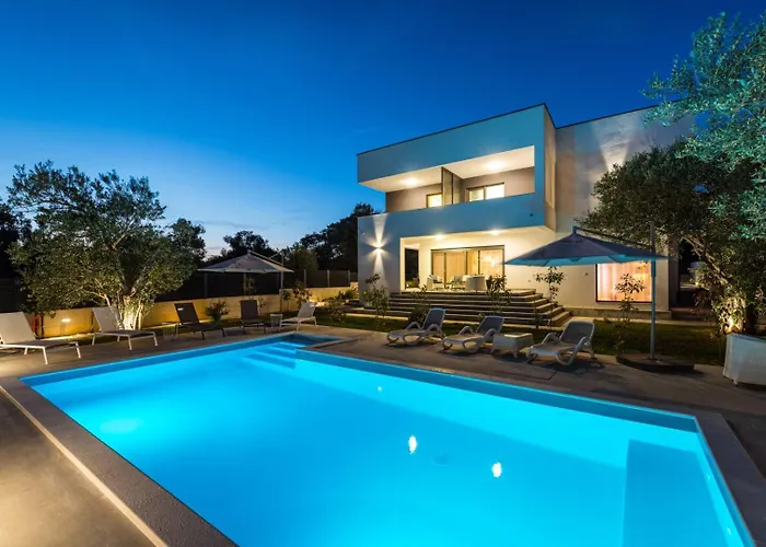 Crowonder Sun Dance With Heated Swimming Pool Seaview And Garden *