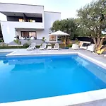 Crowonder Sun Dance With Heated Swimming Pool Seaview And Garden شقة
