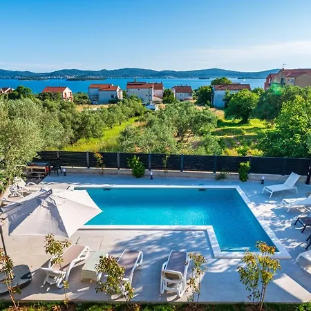 Crowonder Sun Dance With Heated Swimming Pool Seaview And Garden *