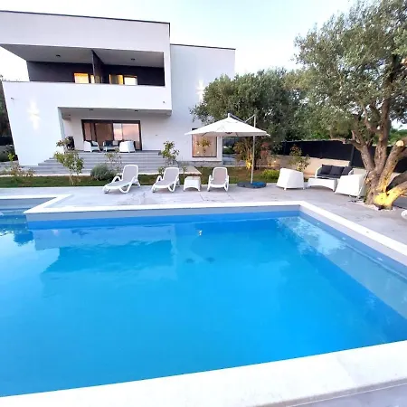 Crowonder Sun Dance With Heated Swimming Pool Seaview And Garden Lejlighed