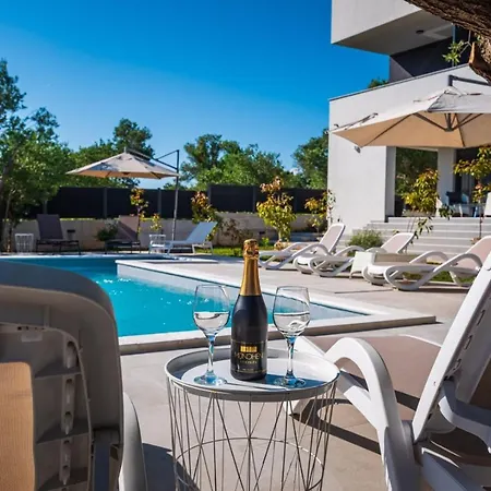 Crowonder Sun Dance With Heated Swimming Pool Seaview And Garden Lejlighed *