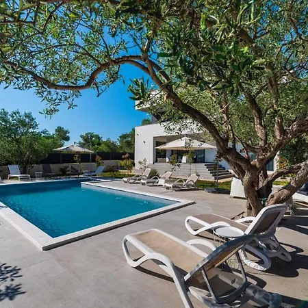 Crowonder Sun Dance With Heated Swimming Pool Seaview And Garden Lejlighed *