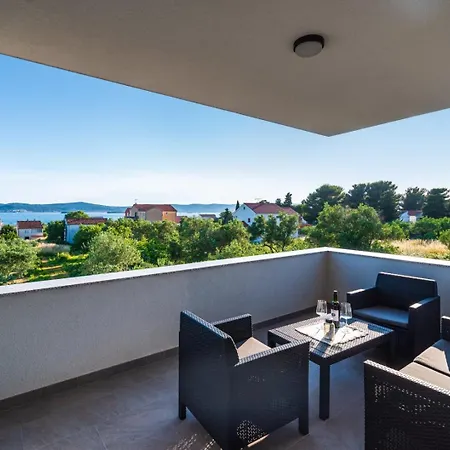 Crowonder Sun Dance With Heated Swimming Pool Seaview And Garden *