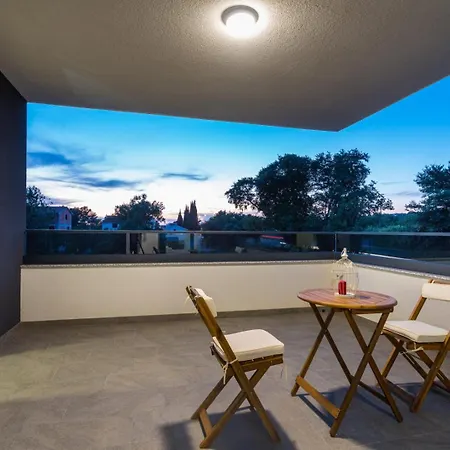 Crowonder Sun Dance With Heated Swimming Pool Seaview And Garden Lejlighed