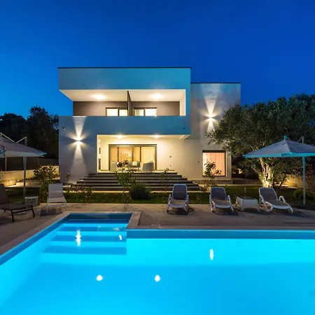 Crowonder Sun Dance With Heated Swimming Pool Seaview And Garden *
