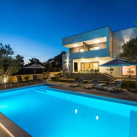 Crowonder Sun Dance With Heated Swimming Pool Seaview And Garden *