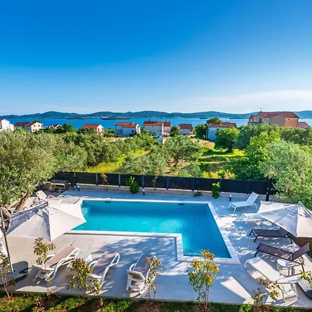 Crowonder Sun Dance With Heated Swimming Pool Seaview And Garden Sveti Filip i Jakov