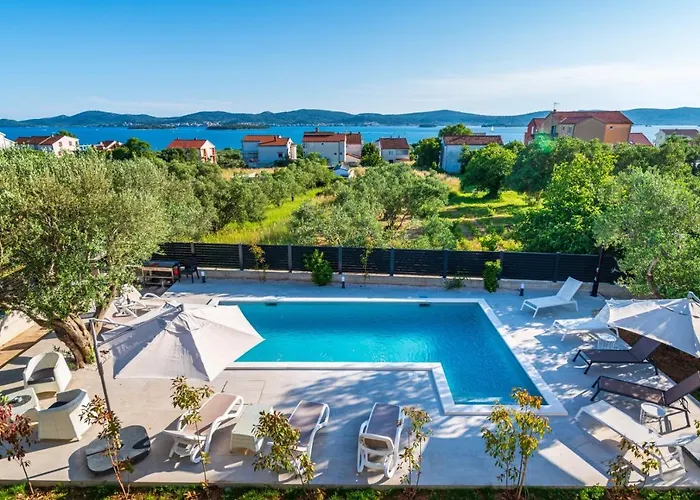 Crowonder Sun Dance With Heated Swimming Pool Seaview And Garden *
