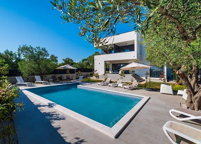 Crowonder Sun Dance With Heated Swimming Pool Seaview And Garden *