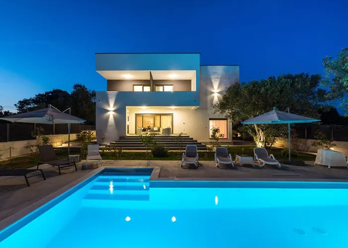 Crowonder Sun Dance With Heated Swimming Pool Seaview And Garden *