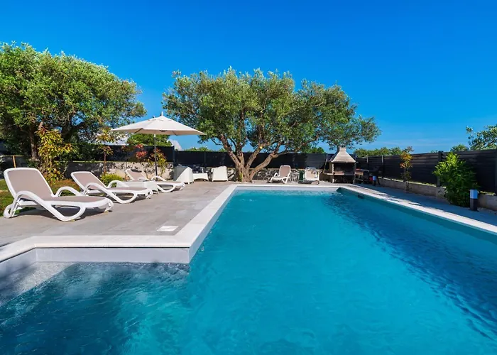 Crowonder Sun Dance With Heated Swimming Pool Seaview And Garden